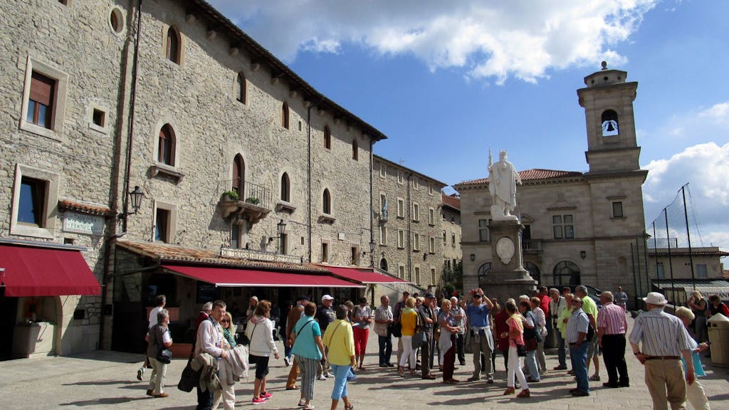 Touristen spazieren am 26.09.2014 über die Piazza Liberta im Zentrum von San Marino.