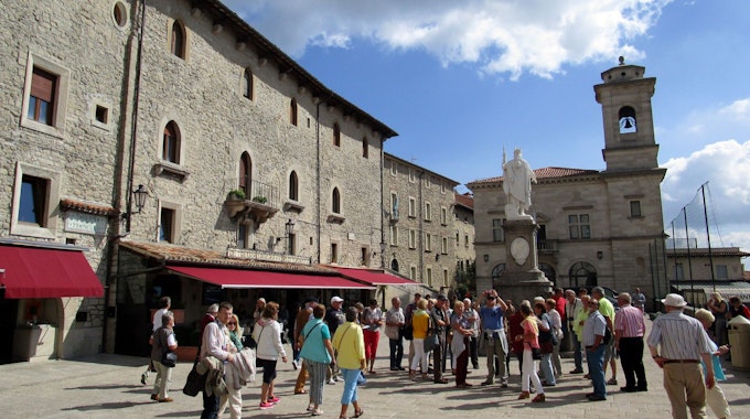 Touristen spazieren am 26.09.2014 über die Piazza Liberta im Zentrum von San Marino.