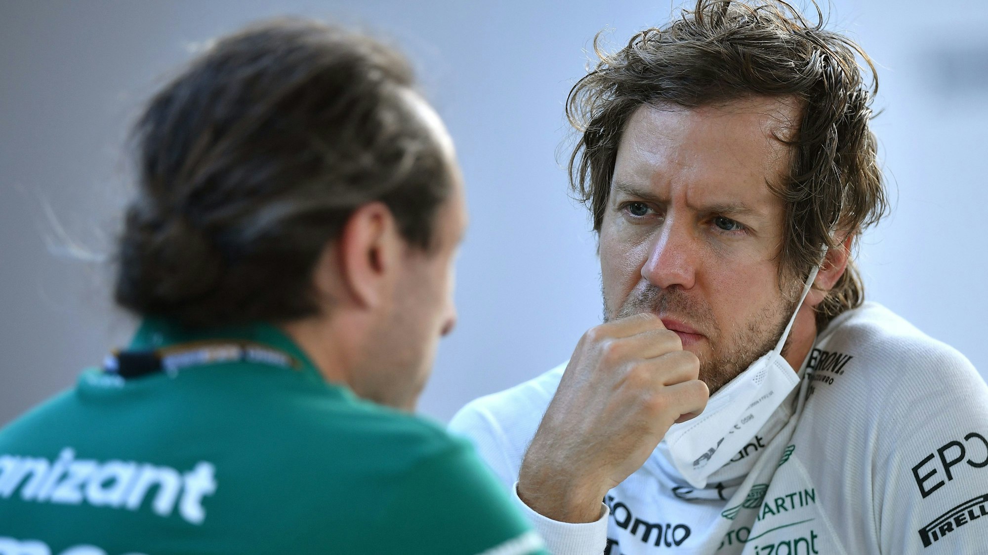 Sebastian Vettel im Gespräch mit einem Ingenieur seines Teams Aston Martin in der Formel 1.