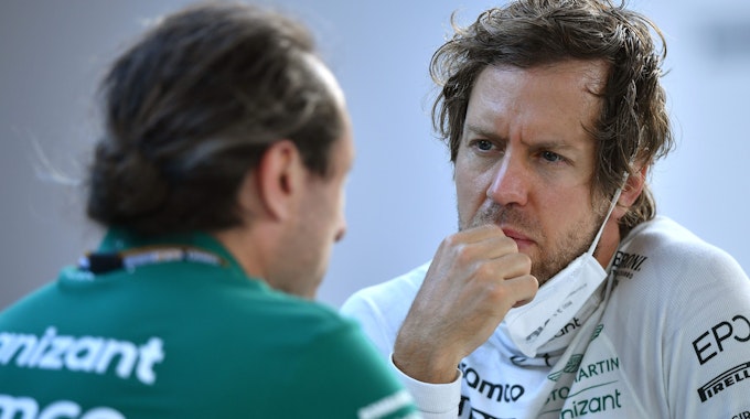 Sebastian Vettel im Gespräch mit einem Ingenieur seines Teams Aston Martin in der Formel 1.