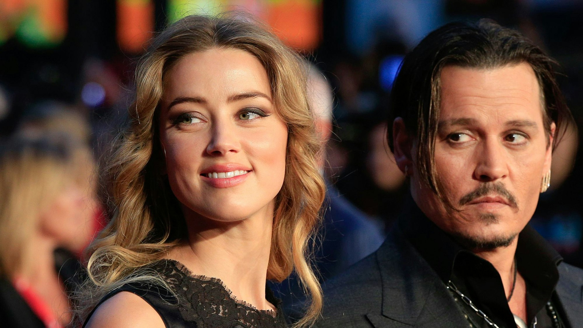 Das Archivfoto zeigt die US-Schauspielerin Amber Heard und ihren Mann Johnny Depp zusammen in London im Jahr 2015.