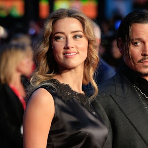 Das Archivfoto zeigt die US-Schauspielerin Amber Heard und ihren Mann Johnny Depp zusammen in London im Jahr 2015.