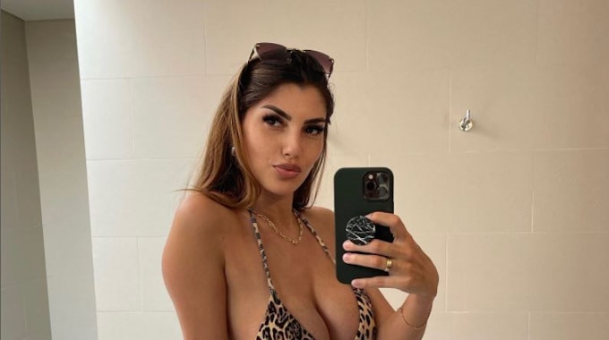 „Kampf der Realitystars“-Kandidatin Yeliz Koc (hier auf einem Selfie vom 10. Januar 2022) stellt ihre Instagram-Fans vor eine schwierige Wahl.