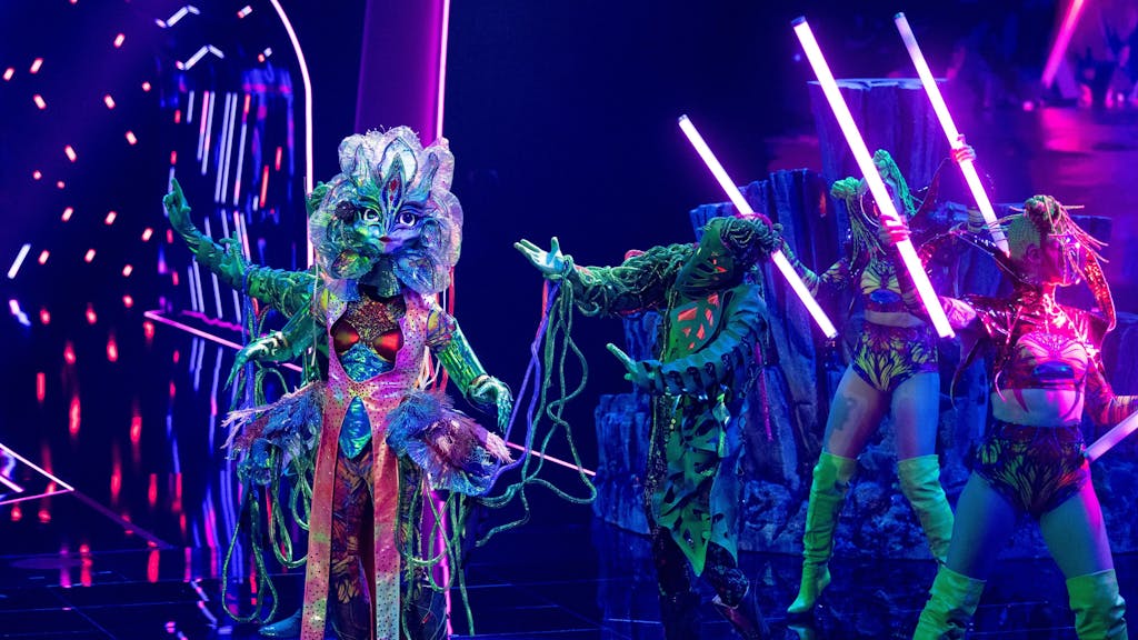 Die Figur „Galax'Sis“ steht in der Prosieben-Show „The Masked Singer“ auf der Bühne.