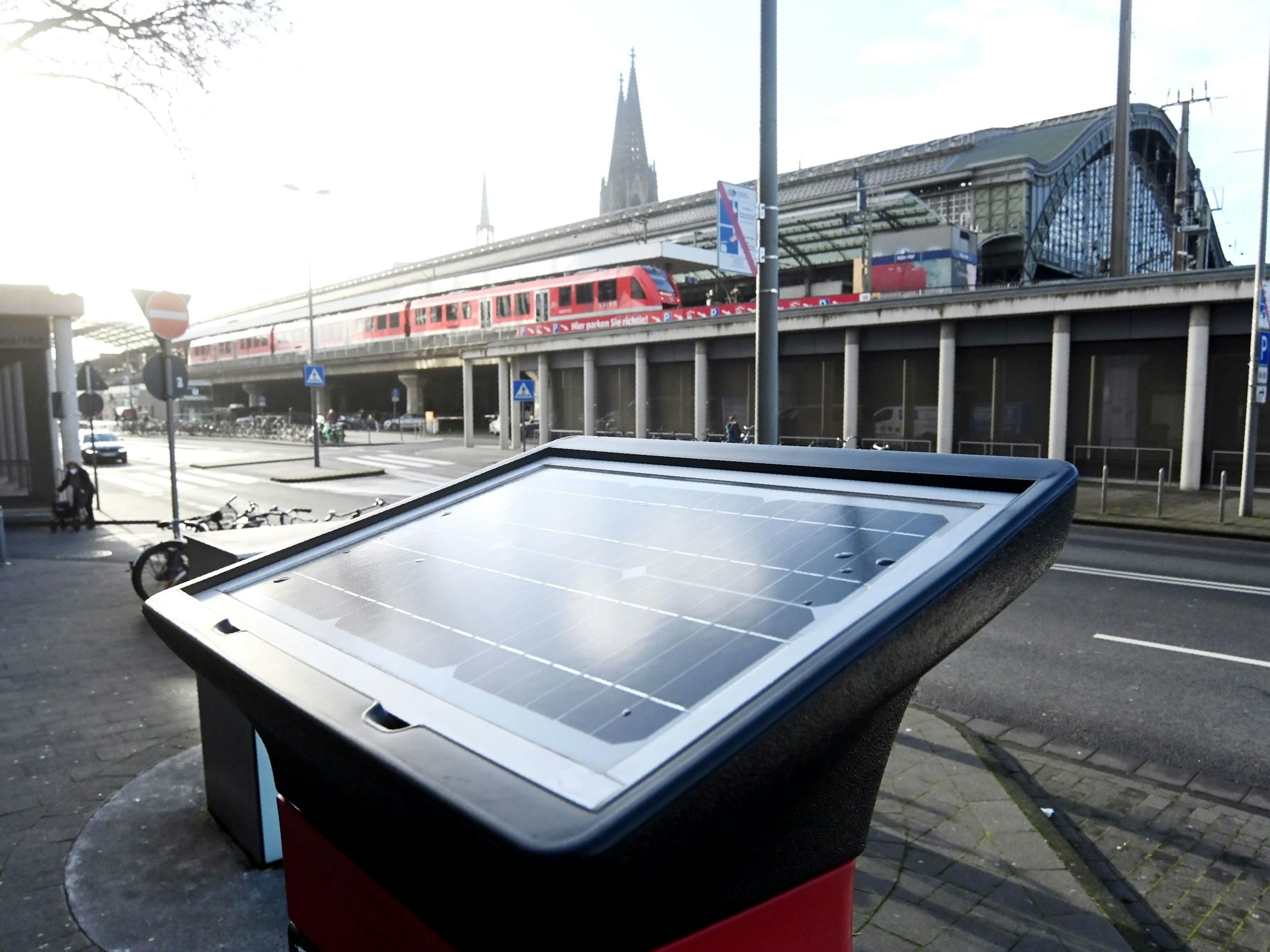Der Parkscheinautomat auf der Maximenstraße wird mit Solarstrom betrieben.