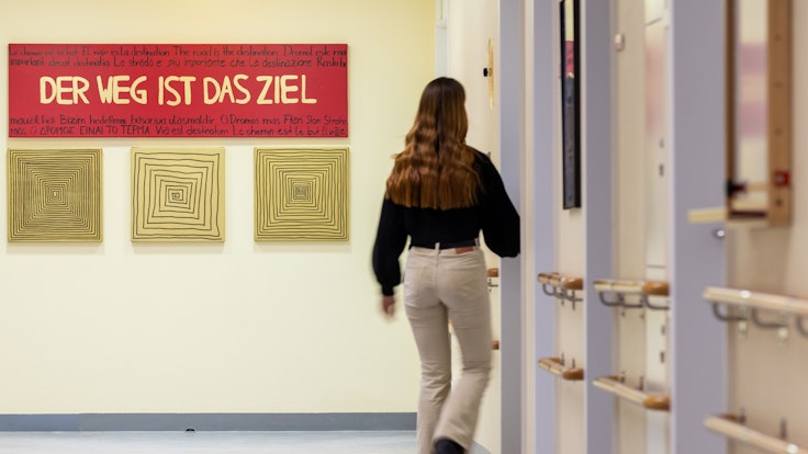 „Der Weg ist das Ziel“ steht auf einem selbst gestalteten Bild im Flur der Psychosomatischen Station für Kinder und Jugendliche am Klinikum Nürnberg Süd im April 2022. Hier werden Mädchen und Jungen, die an Magersucht leiden, behandelt.