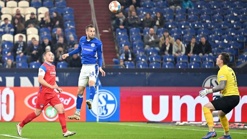 Schalkes Dominick Drexler köpft den Ball gegen Heidenheim zum 1:0 ins Tor