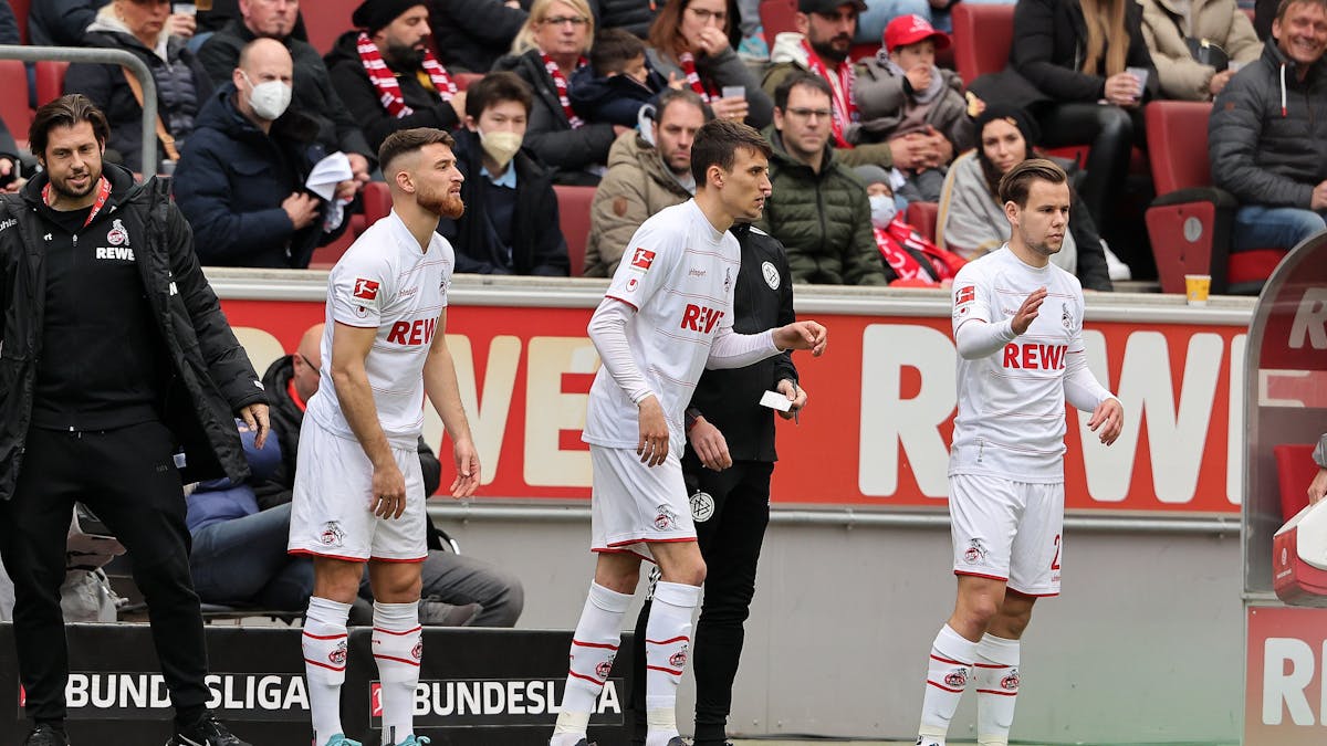 Salih Özcan, Dejan Ljubicic und Louis Schaub werden beim 1. FC Köln eingewechselt.


