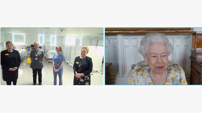 Queen Elizabeth spricht per Video am 10. April 2022 mit Vertretern des Royal London Hospitals anlässlich der offiziellen Eröffnung der Queen Elizabeth Unit des Krankenhauses.