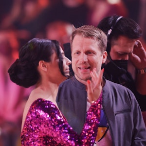 Oliver Pocher und seine Frau Amira Pocher unterhalten sich in der RTL-Tanzshow „Let’s Dance“.
