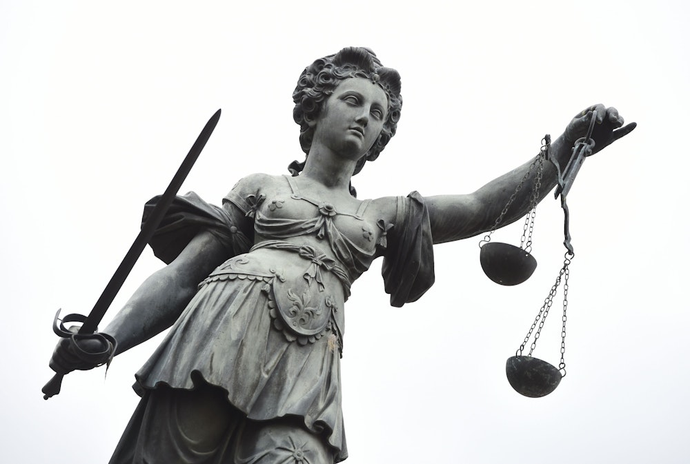 Dieses Symbolbild zeigt eine Bronzestatue der römischen Göttin der Gerechtigkeit, Justitia, in Frankfurt am Main.
