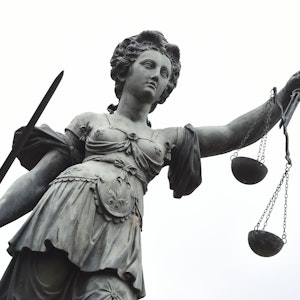 Dieses Symbolbild zeigt eine Bronzestatue der römischen Göttin der Gerechtigkeit, Justitia, in Frankfurt am Main.