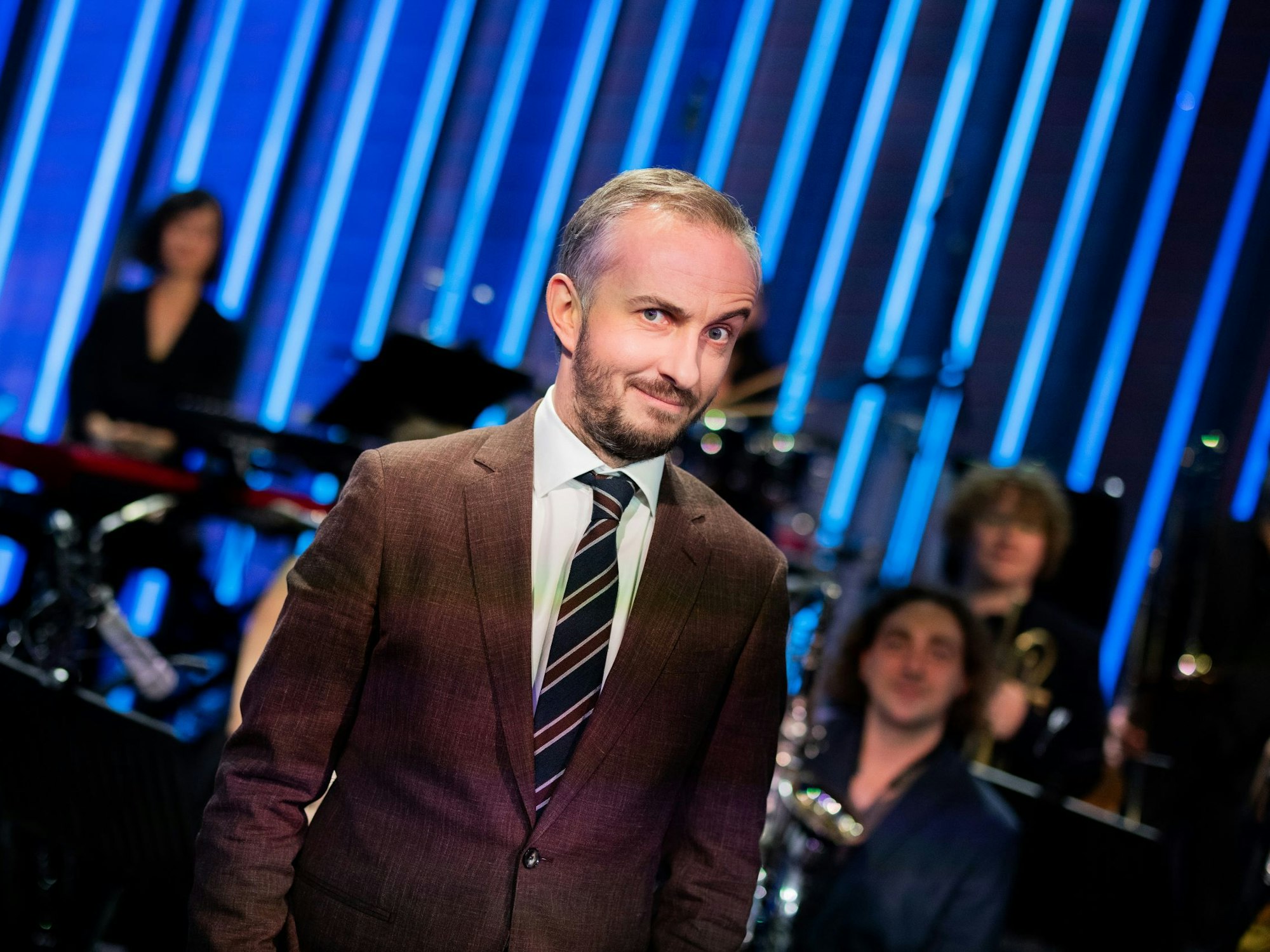 Jan Böhmermann, Moderator, steht im Anschluss an seine Late-Night-Show «ZDF Magazin Royal» vor seinem Orchester, dem Rundfunk Tanzorchester Ehrenfeld.