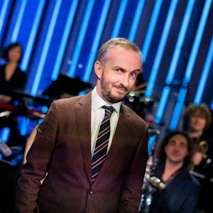 Jan Böhmermann, Moderator, steht im Anschluss an seine Late-Night-Show «ZDF Magazin Royal» vor seinem Orchester, dem Rundfunk Tanzorchester Ehrenfeld.