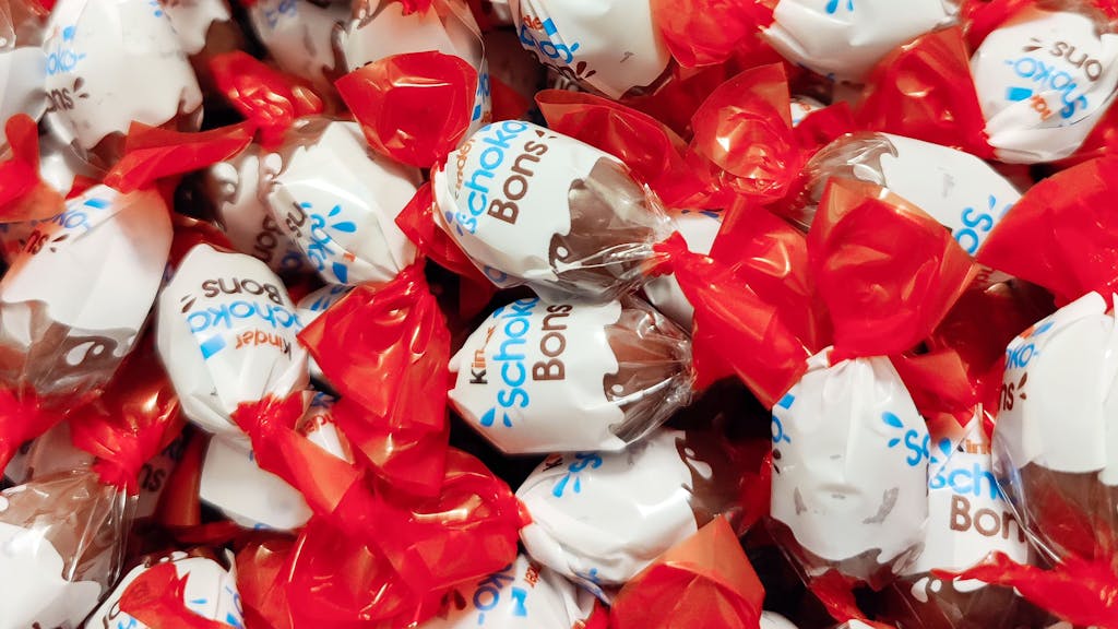 kinder Schoko-Bons, hergestellt von Ferrero, liegen auf einem Haufen.