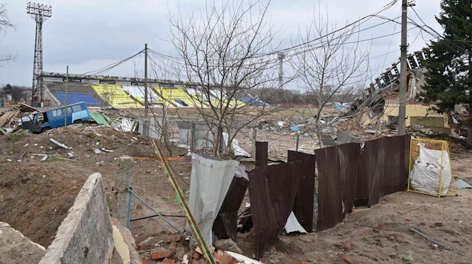 Das Bild zeigt das zerstörte Fußball-Stadion von Desna Chernihiv.