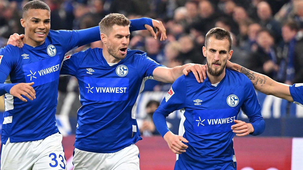 Dominick Drexler jubelt mit seinen Teamkollegen über ein Tor für Schalke 04