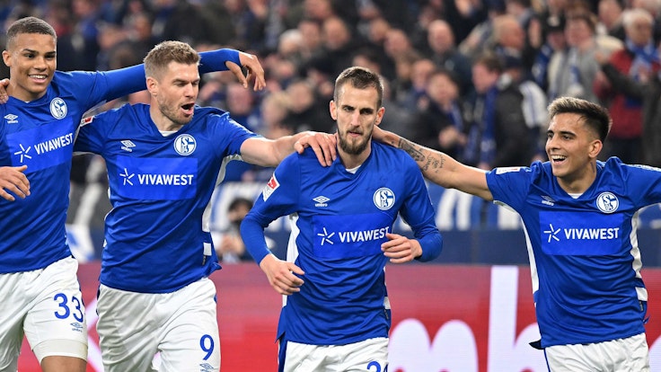 Dominick Drexler jubelt mit seinen Teamkollegen über ein Tor für Schalke 04