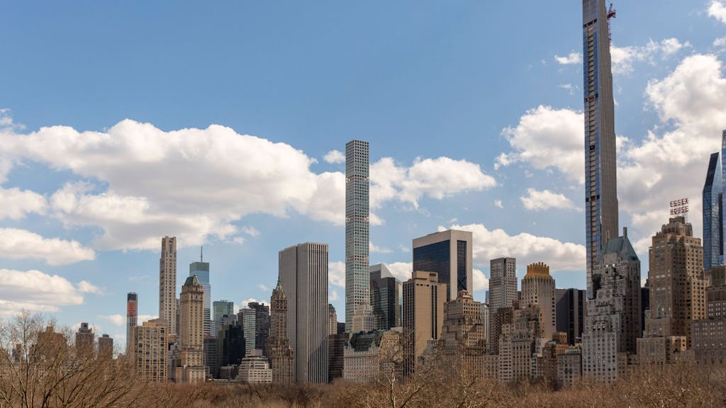 Das dünnste Hochhaus der Welt, der sogenannte "Steinway Tower" (rechts) in New York, am 14. März 2021. 