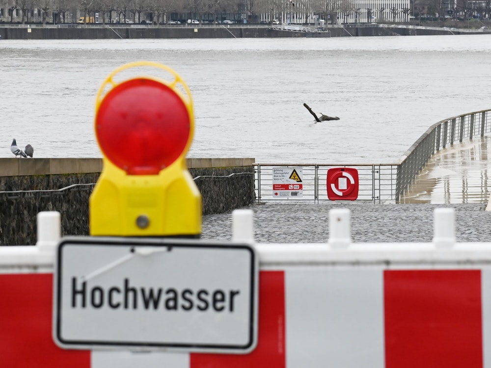 Der Rheinpegel in Köln (hier ein Foto vom 8. Februar 2022) ist aufgrund des Regens am Wochenende rasant angestiegen.