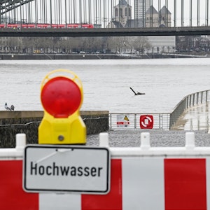 Der Rheinpegel in Köln (hier ein Foto vom 8. Februar 2022) ist aufgrund des Regens am Wochenende rasant angestiegen.