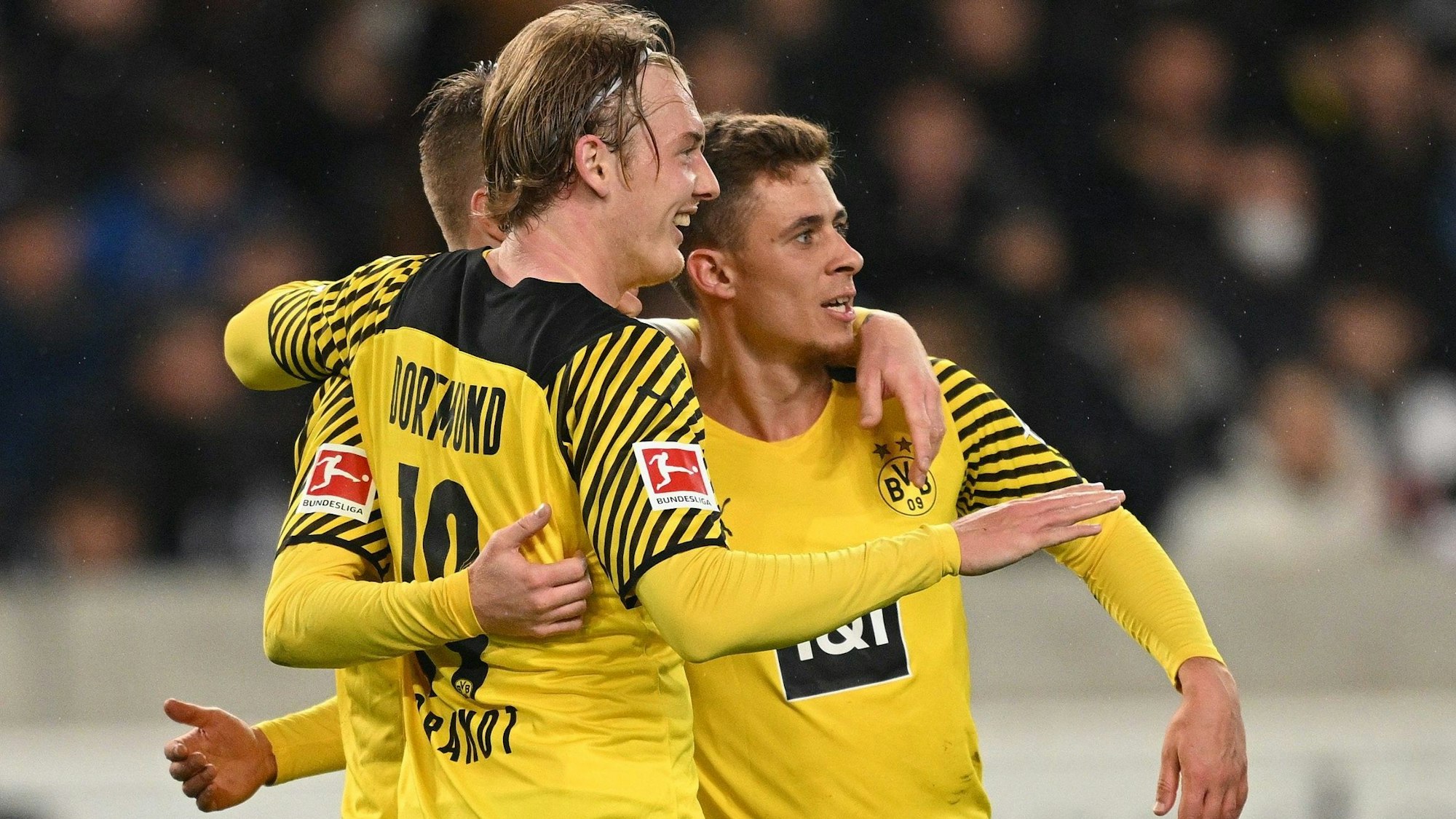 Thorgan Hazard (r.) beim BVB-Sieg am Freitag in Stuttgart beim Torjubel mit Julian Brandt und Marco Reus (verdeckt). Kann er Bruder Eden nach Dortmund lotsen?