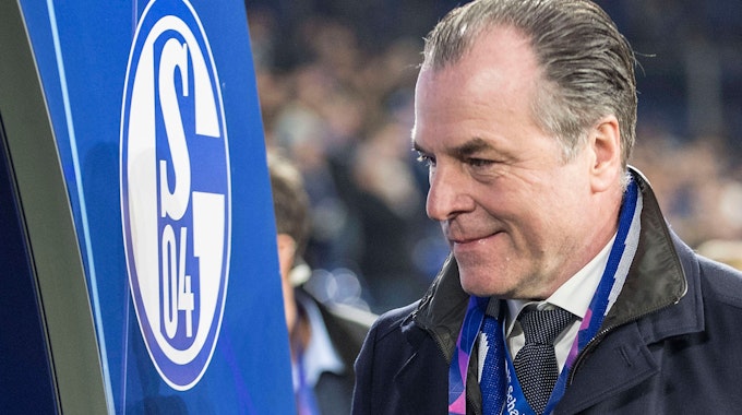 Clemens Tönnies tritt als Aufsichtsratsvorsitzender von Fußball-Bundesligist Schalke 04 zurück.