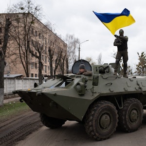 Nach dem Abzug der russischen Truppen feiert ein ukrainischer Soldat in Hostomel.
