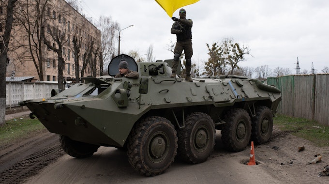 Nach dem Abzug der russischen Truppen feiert ein ukrainischer Soldat in Hostomel.