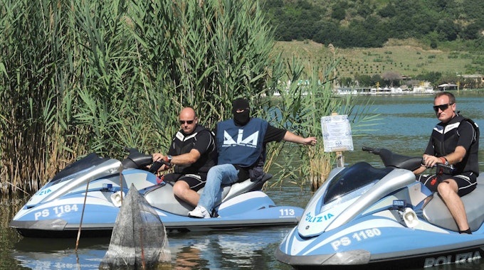 Neapels Mafia-Jäger beschlagnahmen am 10. Juli 2010 einen See nahe Neapel. Der Lago d’Averno war Eigentum eines bekannten Mafiabosses.