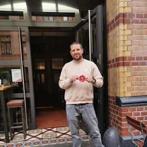 Geschäftsführer Till Riekenbrauk freut sich über die Auszeichnung „Jode Lade“ für sein Brauhaus Johann Schäfer in der Kölner Südstadt.