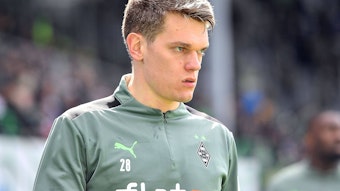 Matthias Ginter, Abwehrspieler von Borussia Mönchengladbach, vor dem Bundesliga-Spiel bei Greuther Fürt am 9. April 2022 fokussiert schauend.