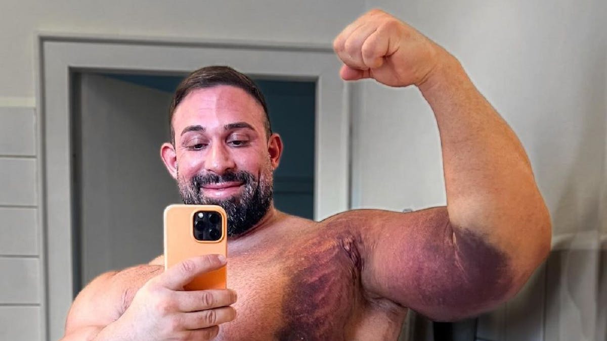 Bodybuilder und Internet-Star Kevin Wolter posiert für ein Selfie vor dem Spiegel