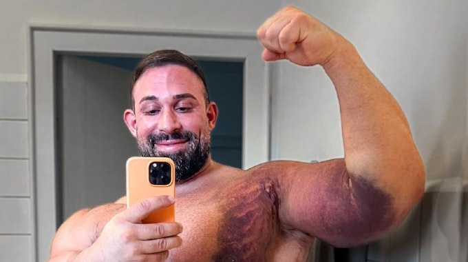 Bodybuilder und Internet-Star Kevin Wolter posiert für ein Selfie vor dem Spiegel