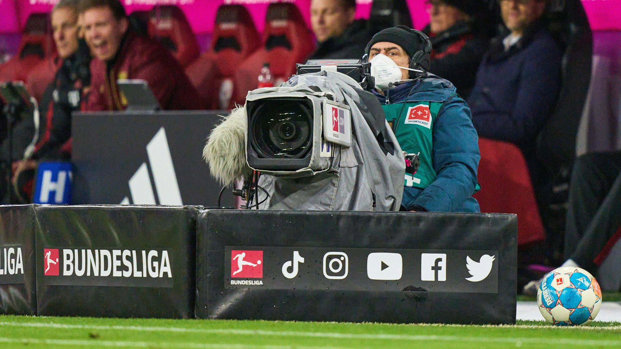 Auf einem Symbolfoto ist ein Kameramann vor der Ersatzbank des FC Bayern München zu sehen