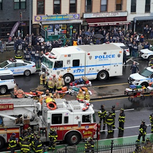 Mitarbeiter des New York City Police Department versammeln sich am Eingang einer U-Bahn-Station im New Yorker Stadtteil Brooklyn. Bei Schüssen in einer New Yorker U-Bahn-Station sind mehrere Menschen verletzt worden.