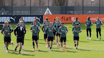 Borussia Mönchengladbach ist am Dienstag (12. April 2022) in die Derby-Woche gestartet. Das Foto zeigt das Team beim Joggen auf dem Trainingsplatz im Borussia-Park.