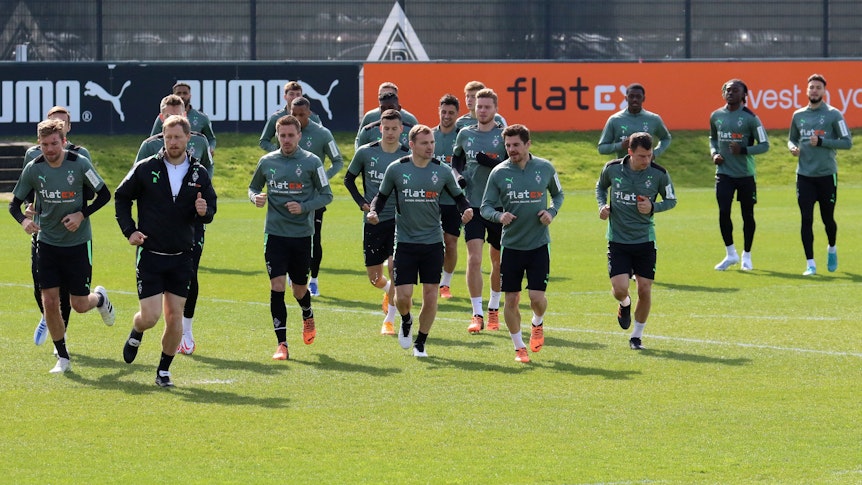 Borussia Mönchengladbach ist am Dienstag (12. April 2022) in die Derby-Woche gestartet. Das Foto zeigt das Team beim Joggen auf dem Trainingsplatz im Borussia-Park.