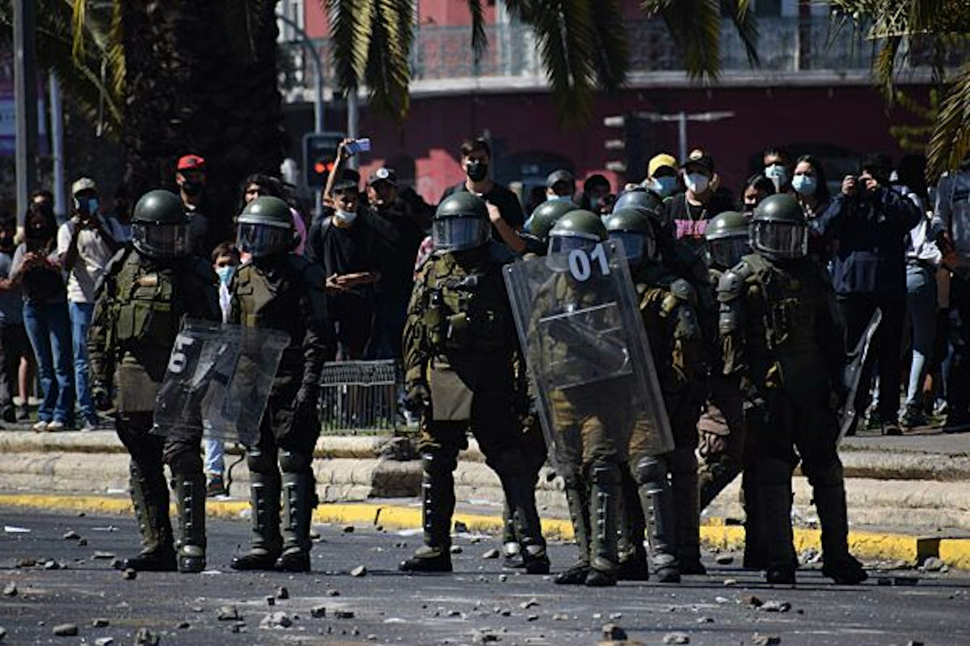 Zusammenstoß zwischen Polizei und Studierenden während eines Marsches gegen die geringen Lebensmittelstipendien am 25. März 2022 in Chile.