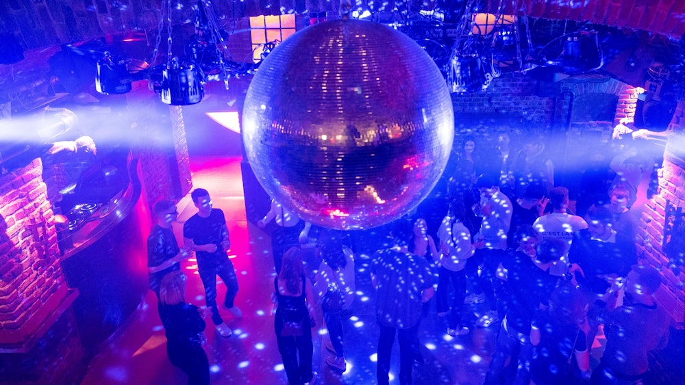 Eine Diskokugel über einer Tanzfläche in Köln