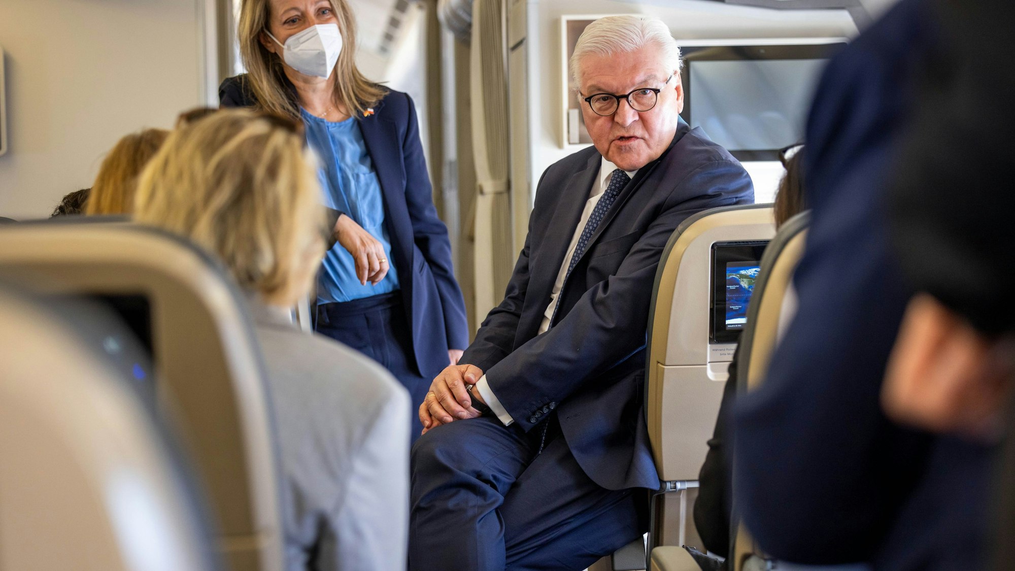 Bundespräsident Frank-Walter Steinmeier (M)spricht im Flugzeug bei der eintägigen Reise nach Polen mit mitreisenden Journalisten. Das Foto wurde am12. April 2022 aufgenommen.