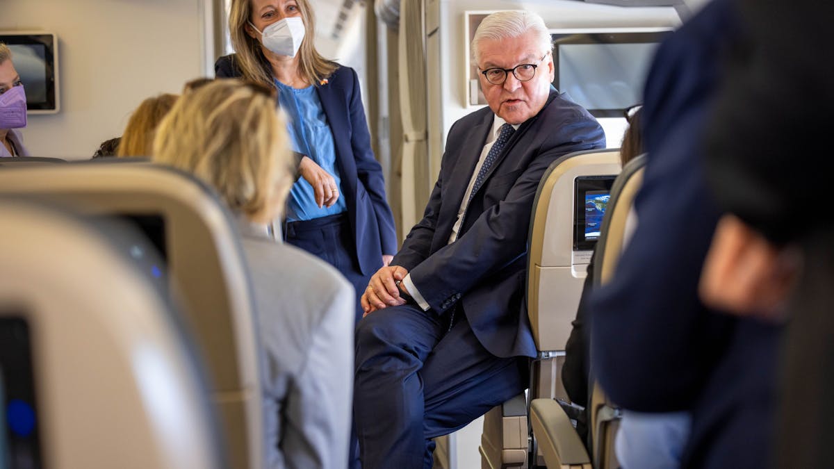 Bundespräsident Frank-Walter Steinmeier (M)&nbsp;spricht im Flugzeug bei der eintägigen Reise nach Polen mit mitreisenden Journalisten. Das Foto wurde am&nbsp;12. April 2022 aufgenommen.