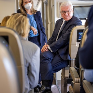 Bundespräsident Frank-Walter Steinmeier (M) spricht im Flugzeug bei der eintägigen Reise nach Polen mit mitreisenden Journalisten. Das Foto wurde am 12. April 2022 aufgenommen.