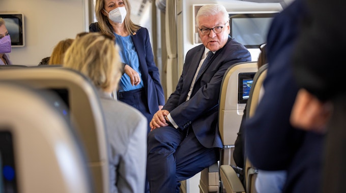 Bundespräsident Frank-Walter Steinmeier (M) spricht im Flugzeug bei der eintägigen Reise nach Polen mit mitreisenden Journalisten. Das Foto wurde am 12. April 2022 aufgenommen.
