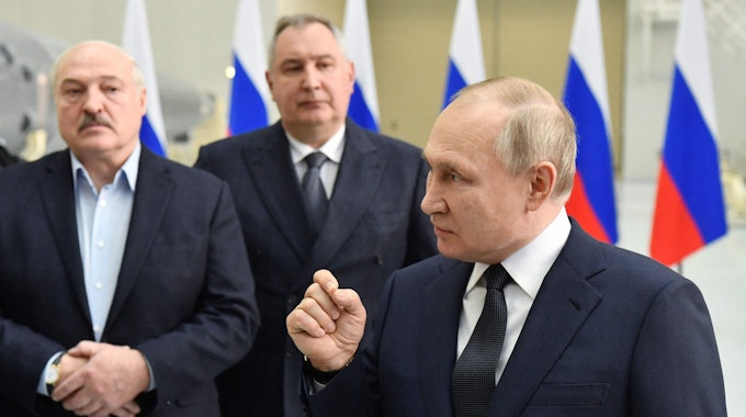 Der russische Präsident Wladimir Putin (r.) ließ beim Treffen am 12. April 2022 mit dem belarussischen Machthaber Alexander Lukaschenko (l) and Roscosmos-Chef Dmitry Rogozin (Mitte) keine Zweifel daran, dass er an einen russischen Sieg in der Ukraine glaubt.