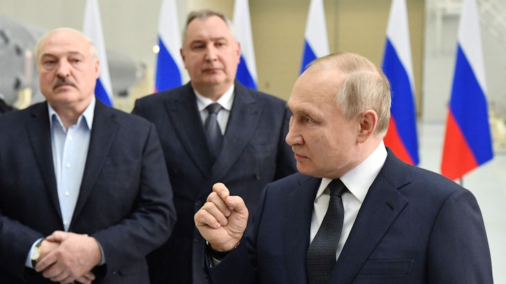 Der russische Präsident Wladimir Putin (r.) ließ beim Treffen am 12. April 2022 mit dem belarussischen Machthaber Alexander Lukaschenko (l) and Roscosmos-Chef Dmitry Rogozin (Mitte) keine Zweifel daran, dass er an einen russischen Sieg in der Ukraine glaubt.