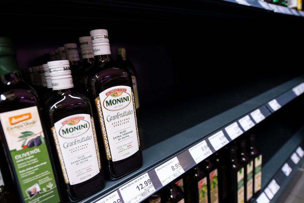 Unser Symbolfoto aus Neubiberg im März 2022 zeigt nur noch wenige Flaschen Öl in einem Supermarkt.