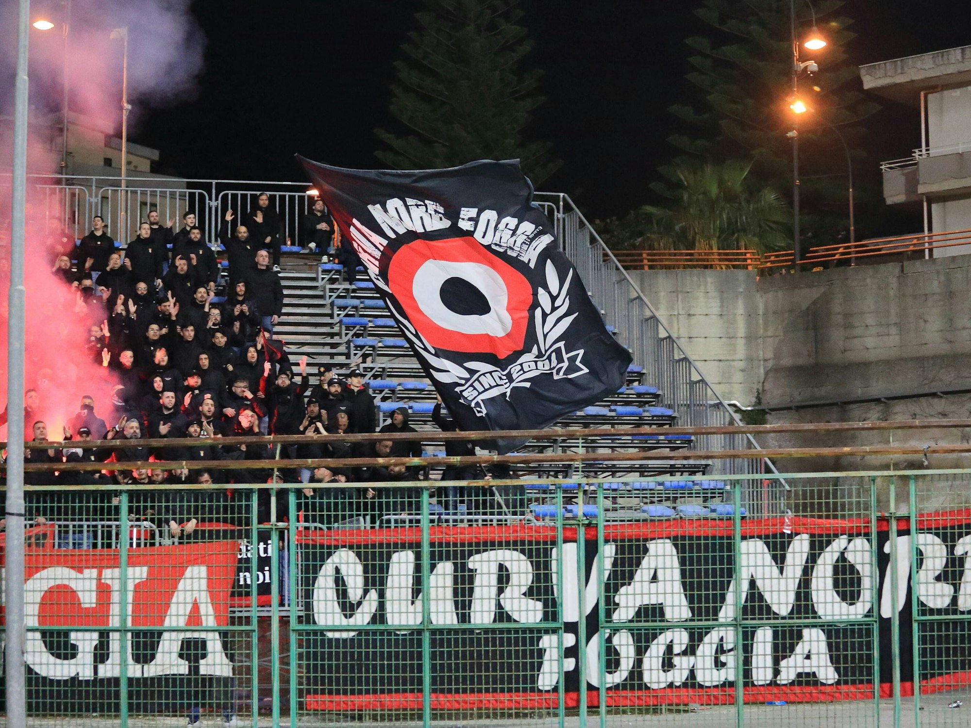Die Ultras von Foggia brennen beim Spiel gegen Paganese Bengalos ab.