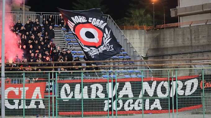 Die Ultras von Foggia brennen beim Spiel gegen Paganese Bengalos ab.