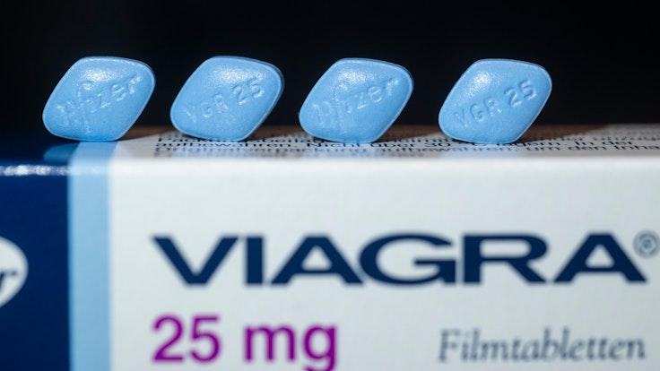 Das Symbolbild vom 21. Januar 2022 zeigt blaue Viagra-Pillen, liegend auf einer Pillenverpackung.